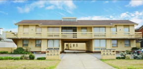 Upstairs Beachfront Unit in Central Location